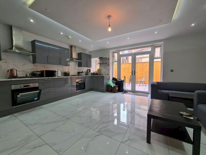 1 Bedroom Flat To Rent In Castle Lane, Roath, Cardiff, CF24