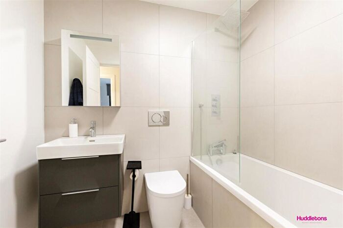 2 Bedroom Flat To Rent In Green Lanes, London, N8