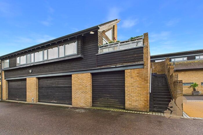 2 Bedroom Coach House For Sale In Alexander Road, New Hall, Harlow, CM17