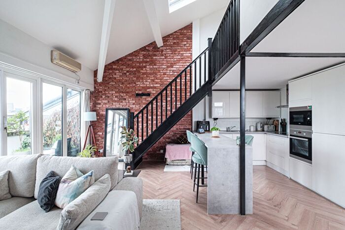 2 Bedroom Flat For Sale In Manhattan Building, Bow, E3