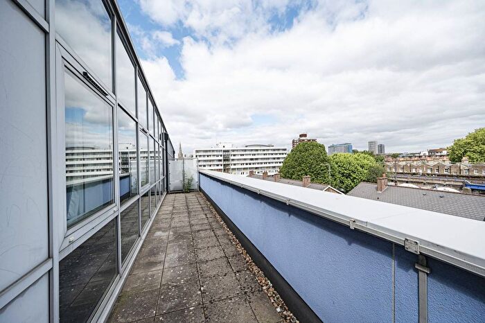 2 Bedroom Flat To Rent In Cable Street, Wapping, London, E1W