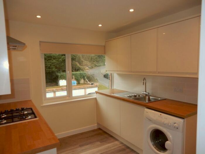 2 Bedroom Flat To Rent In High Trees Close, Caterham, CR3