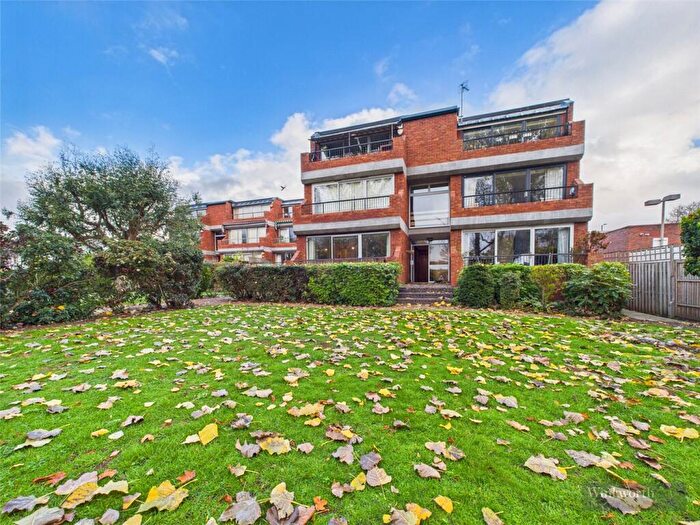 2 Bedroom Apartment For Sale In Hampton Court Road, East Molesey, KT8