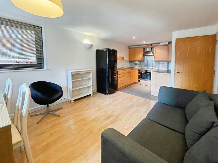 2 Bedroom Flat To Rent In City Walk, Leeds, West Yorkshire, LS11