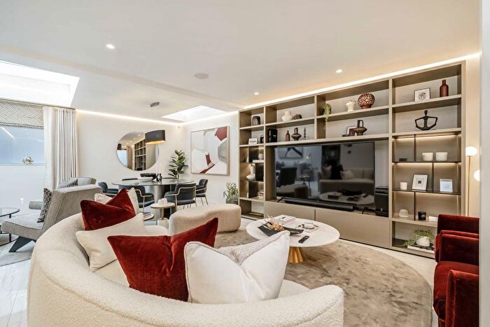 3 Bedroom Flat To Rent In South Molton Street, Mayfair, W1K