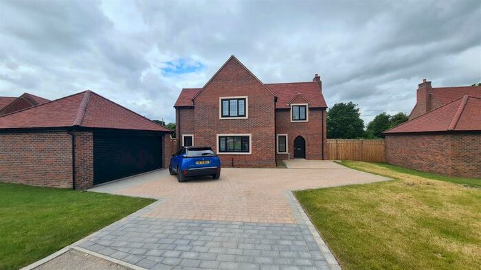 4 Bedroom Detached House To Rent In Paddock Close, Holmes Chapel, CW4