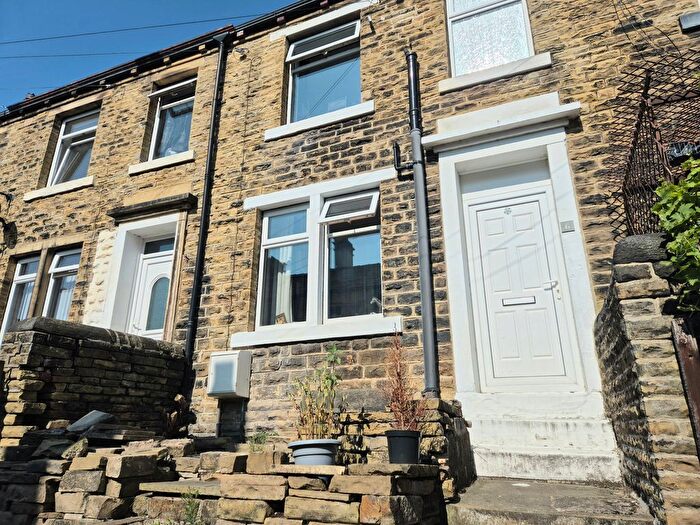2 Bedroom Property To Rent In Empsall Row, Brighouse, HD6