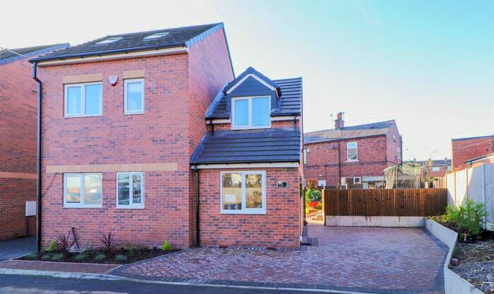 4 Bedroom Detached House To Rent In George Close, Ossett WF5