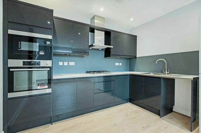 3 Bedroom Flat To Rent In Upper Tooting Road, London, SW17