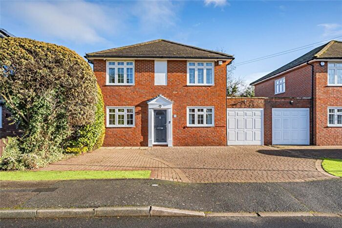 4 Bedroom Detached House For Sale In Golfside Close, New Malden, KT3