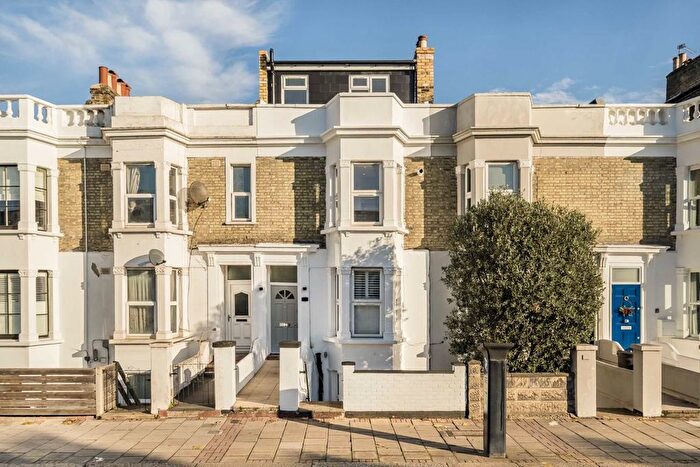 3 Bedroom Flat To Rent In Garratt Lane, Tooting, SW17