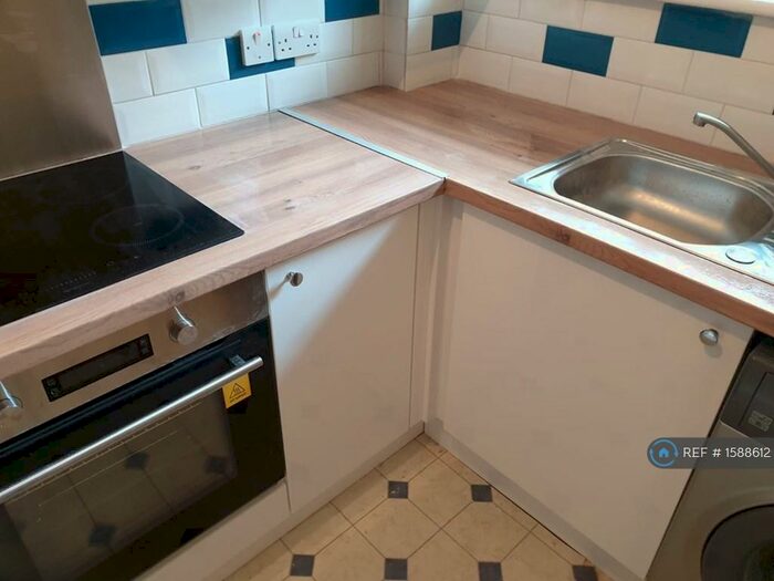 1 Bedroom Flat To Rent In Normanhurst Court, Sutton, SM2