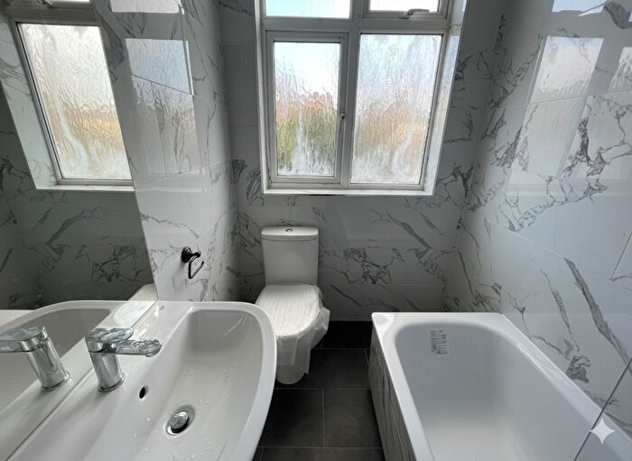 2 Bedroom Maisonette To Rent In Orchid Road, London, N14