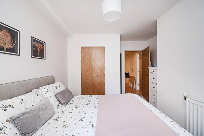1 Bedroom Flat To Rent In Violet Road, , Bow, London, E3