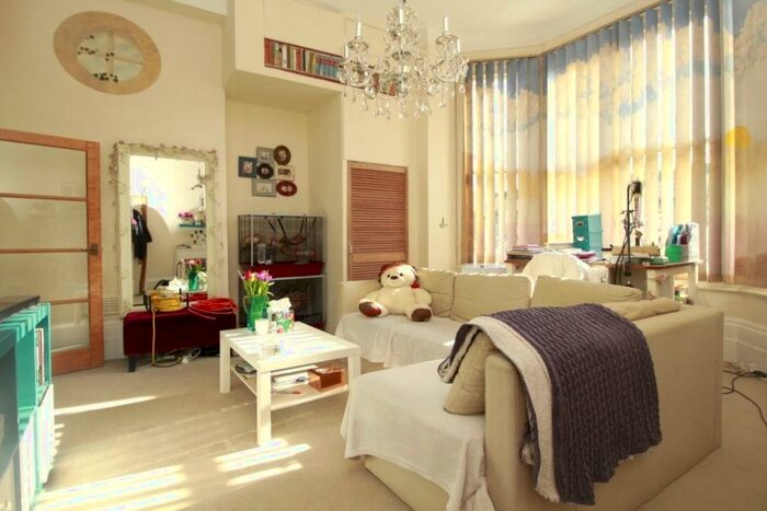 Flat To Rent In Thicket Road, London, SE20