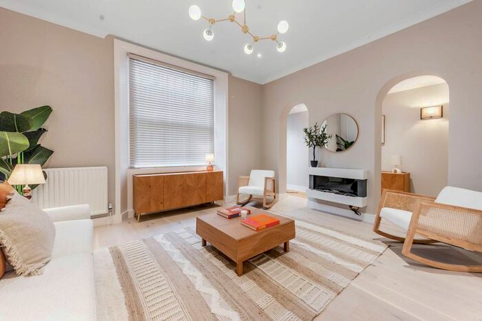 2 Bedroom Flat To Rent In Cornwall Gardens, South Kensington, London, SW7