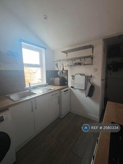 3 Bedroom Flat To Rent In Simonside Terrace, Newcastle Upon Tyne, NE6