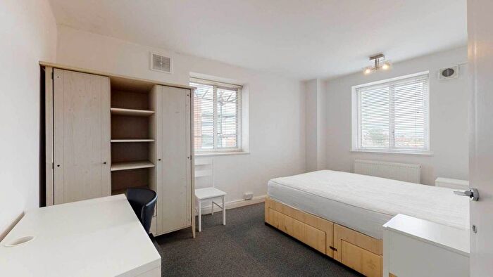 3 Bedroom Flat To Rent In Ritherdon Road, Tooting Bec, London, SW17