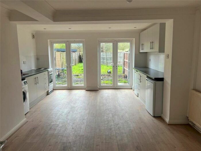 3 Bedroom Flat To Rent In Holroyd Road, Esher, KT10