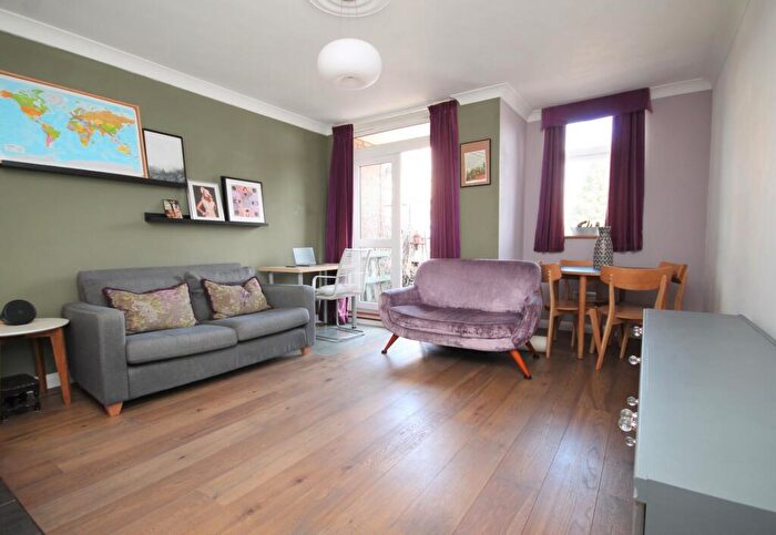 1 Bedroom Flat To Rent In Bracknell Close, Wood Green, N22