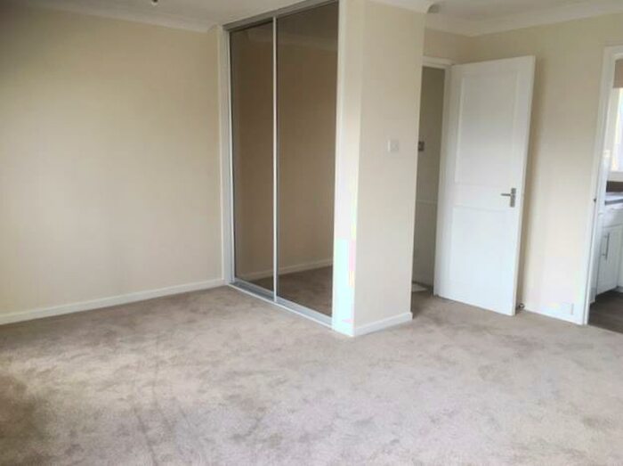 Flat To Rent In Westmoreland Drive, Sutton, SM2