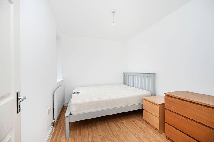 2 Bedroom Flat To Rent In Bethnal Green Road, Tower Hamlets, London, E2