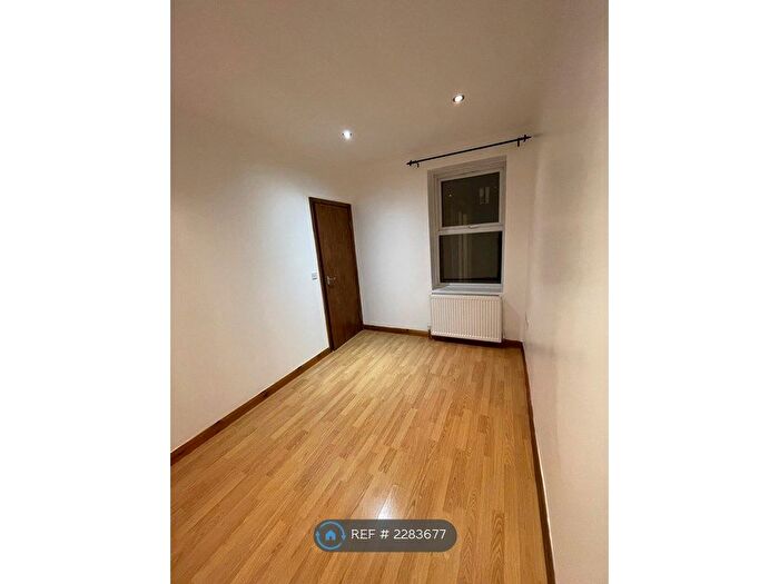 2 Bedroom Flat To Rent In A, London, SW17
