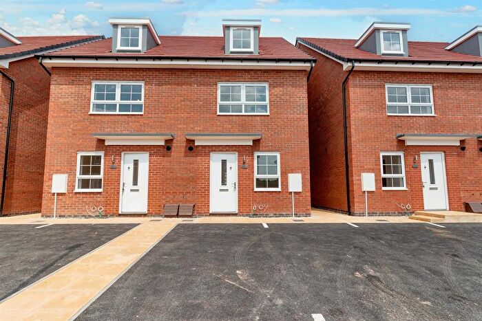 3 Bedroom Semi-Detached House To Rent In Bedroom Semi Detached House In Hillcrest Road, Nuneaton, CV10