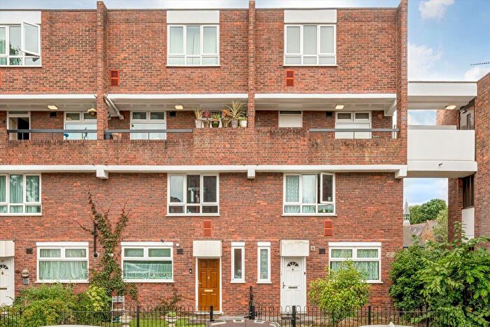 2 Bedroom Flat To Rent In Benson Close, Hounslow, TW3