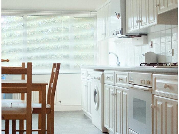 2 Bedroom Flat For Sale In Finchley Lane, Hendon, London, NW4