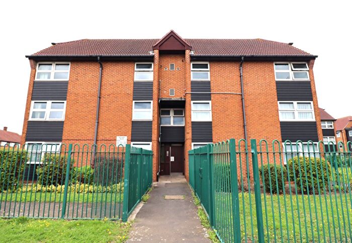 1 Bedroom Flat To Rent In Straight Road, Romford, RM3