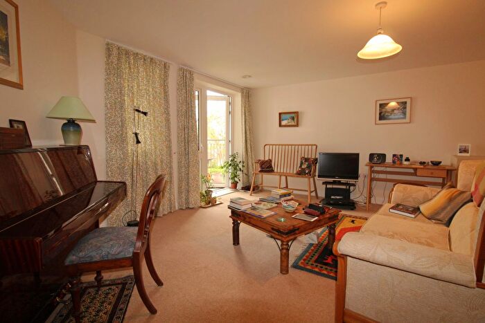 2 Bedroom Flat For Sale In Applegate House, Trowbridge, BA14