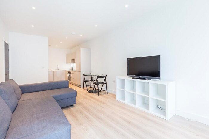 1 Bedroom Apartment To Rent In New Village Avenue, London, E14