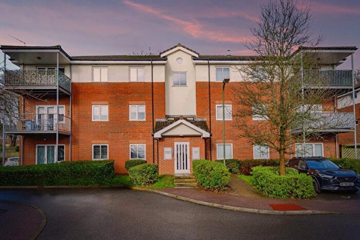 2 Bedroom Flat For Sale In Oatridge Gardens, Hemel Hempstead, HP2