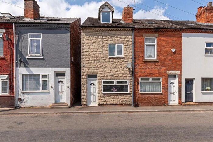 3 Bedroom House To Rent In Chesterfield Road, S42