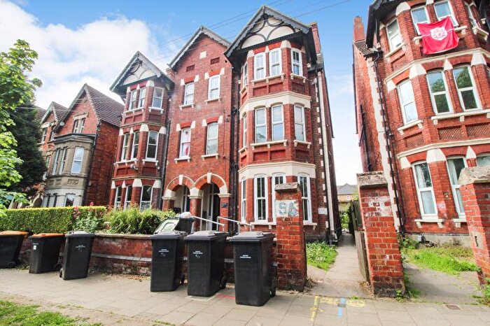 Detached House To Rent In Clapham Road, Bedford, MK41