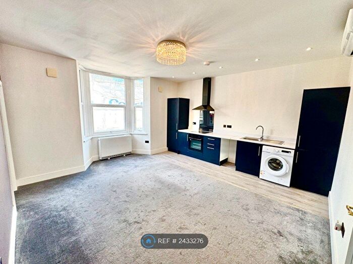 2 Bedroom Flat To Rent In Railway Street, Chatham, ME4