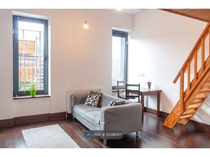 Studio To Rent In Edgware Road, London, NW2