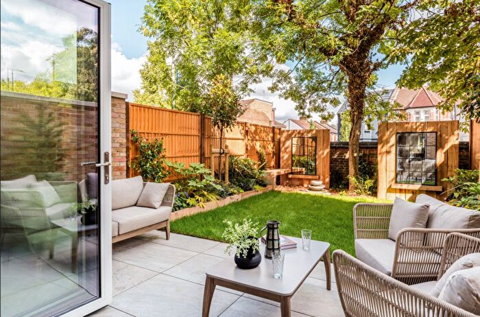 3 Bedroom Flat For Sale In House North Gate Park, Harringay, N15