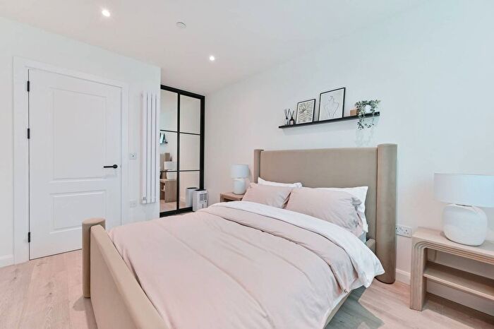 2 Bedroom Flat To Rent In Wandle Place, Earlsfield, Wimbledon, SW18