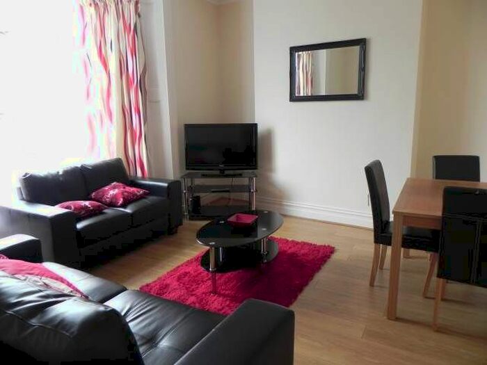 4 Bedroom Property To Rent In Brynmill Avenue, Brynmill, Swansea, SA2