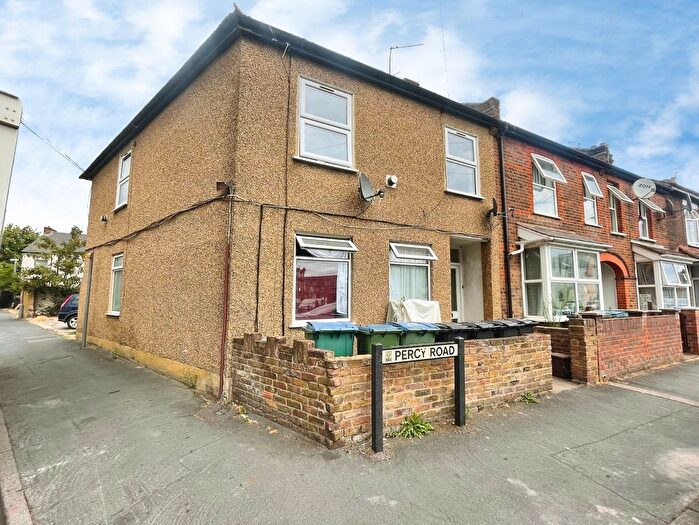 2 Bedroom Maisonette For Sale In Percy Road, Watford, Hertfordshire, WD18