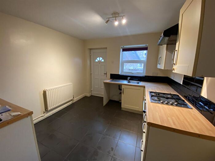 2 Bedroom End Of Terrace House To Rent In Old Lane, Birkenshaw, BD11