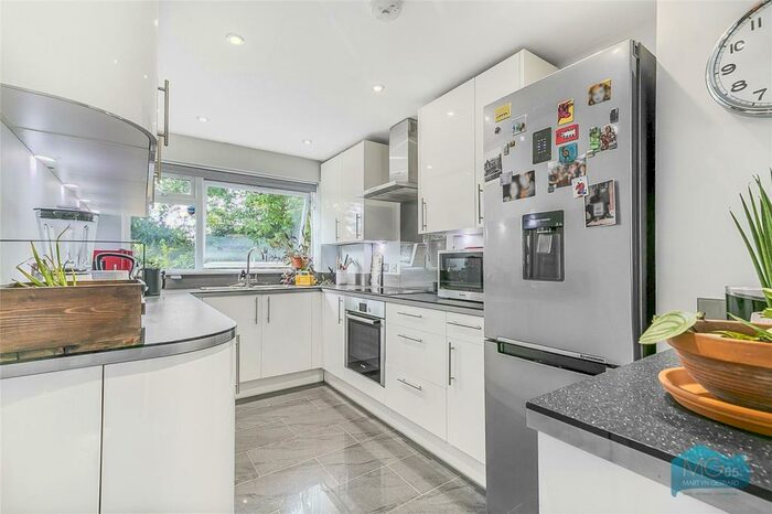 2 Bedroom Apartment To Rent In Cedar Drive, London, N2