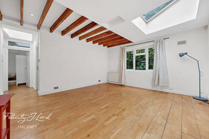 2 Bedroom Flat For Sale In Kingsland Road, London, E8