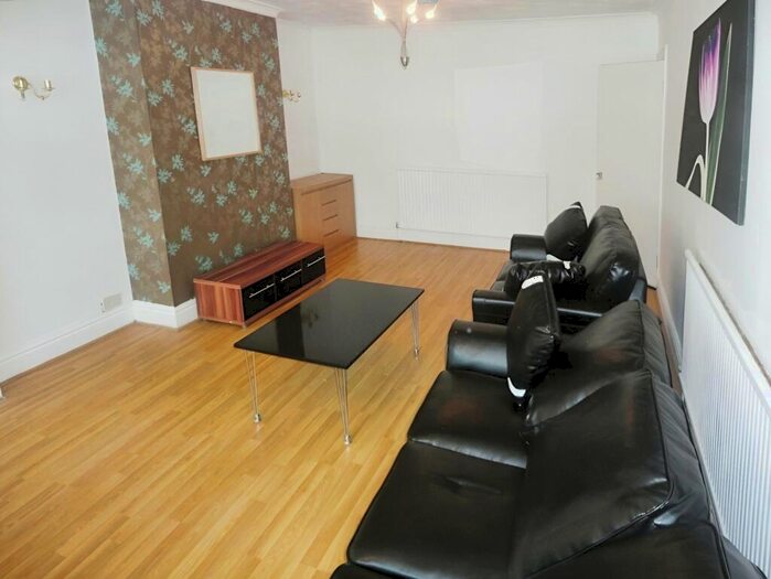 4 Bedroom Semi-Detached House To Rent In Hatherley Road, Withington, M20