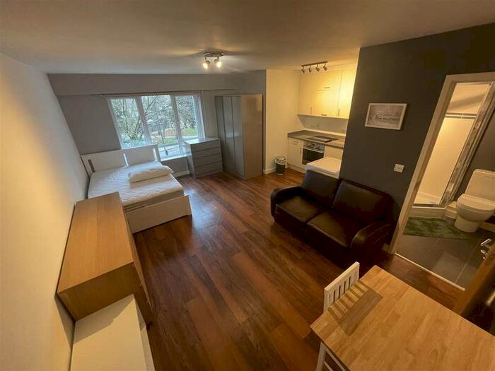Flat To Rent In Heritage Avenue, London, NW9