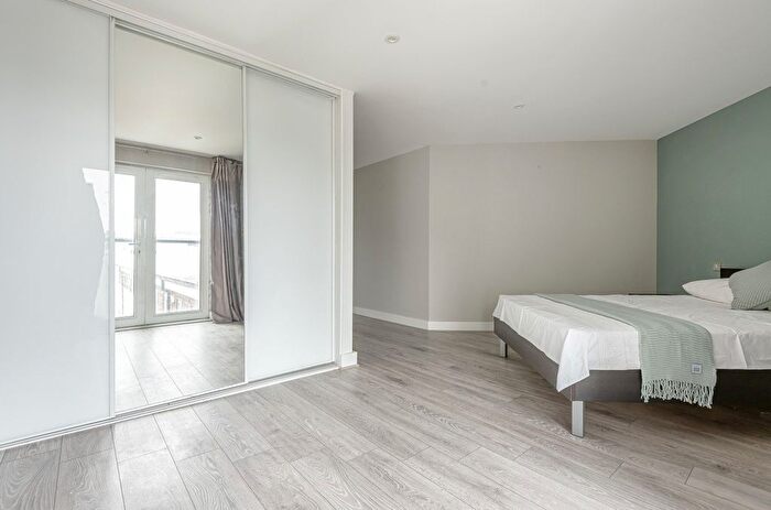 2 Bedroom Flat For Sale In Stane Grove, London, SW9