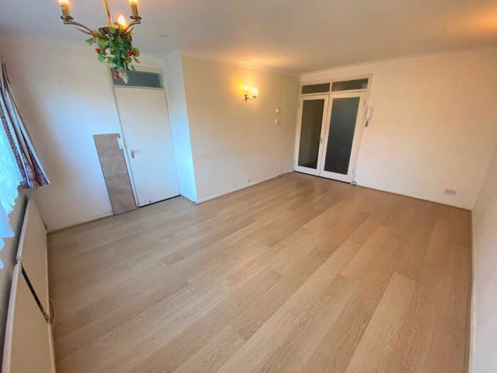 2 Bedroom Flat To Rent In Hillcrest Avenue, Edgware, HA8