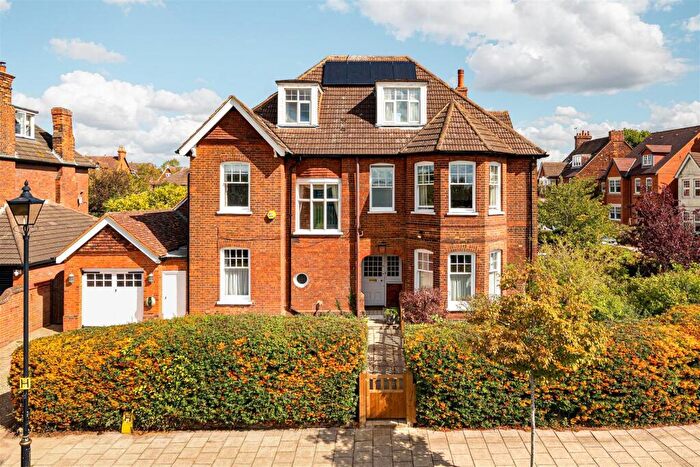 6 Bedroom Detached House For Sale In Pemberley Avenue, Bedford, MK40